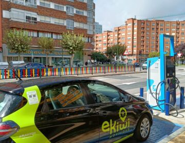 El coche eléctrico compartido, estacionado en su lugar de recarga, en la Glorieta de Bilbao, en Burgos